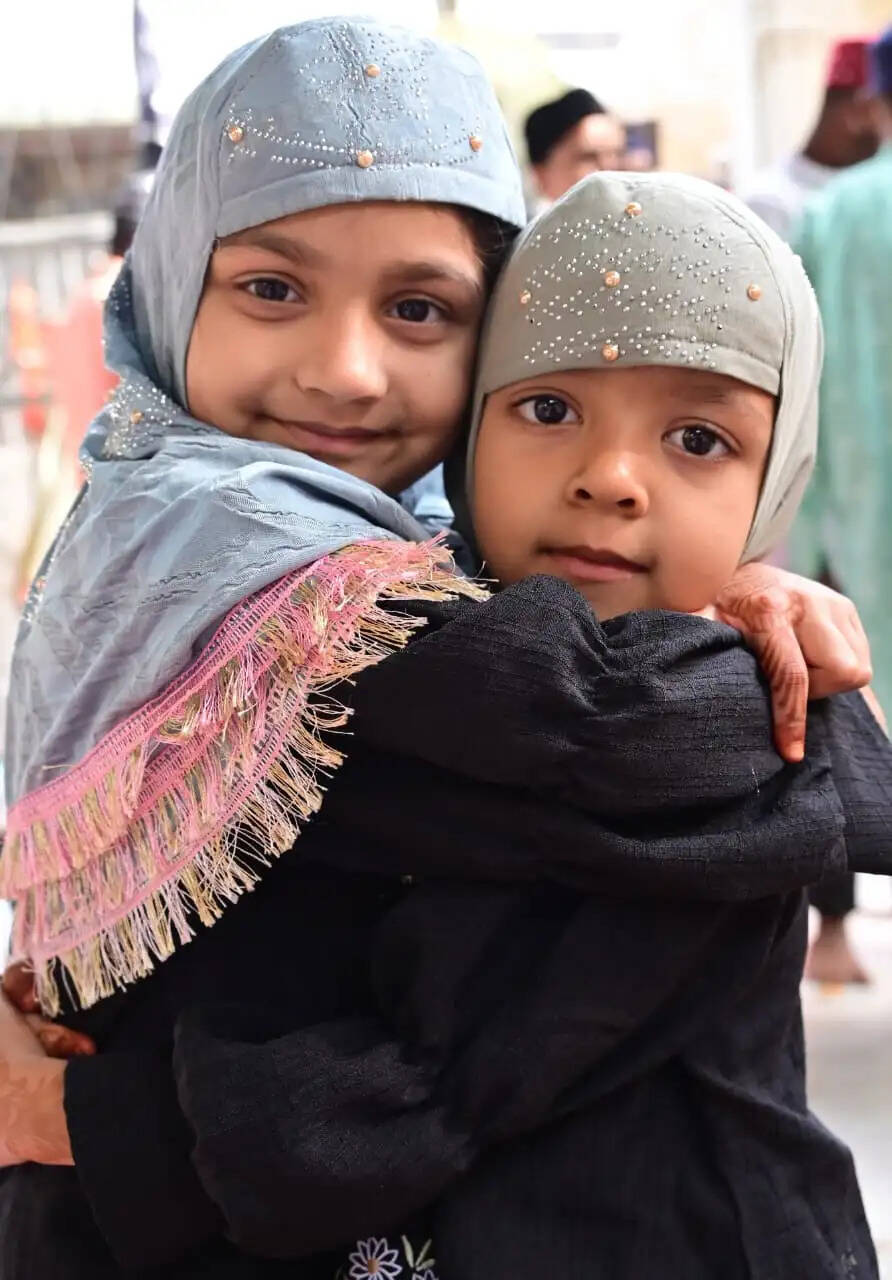 शिया समुदाय को ईद पर रहा गम, काली पट्टी बांध कर की नमाज अदा