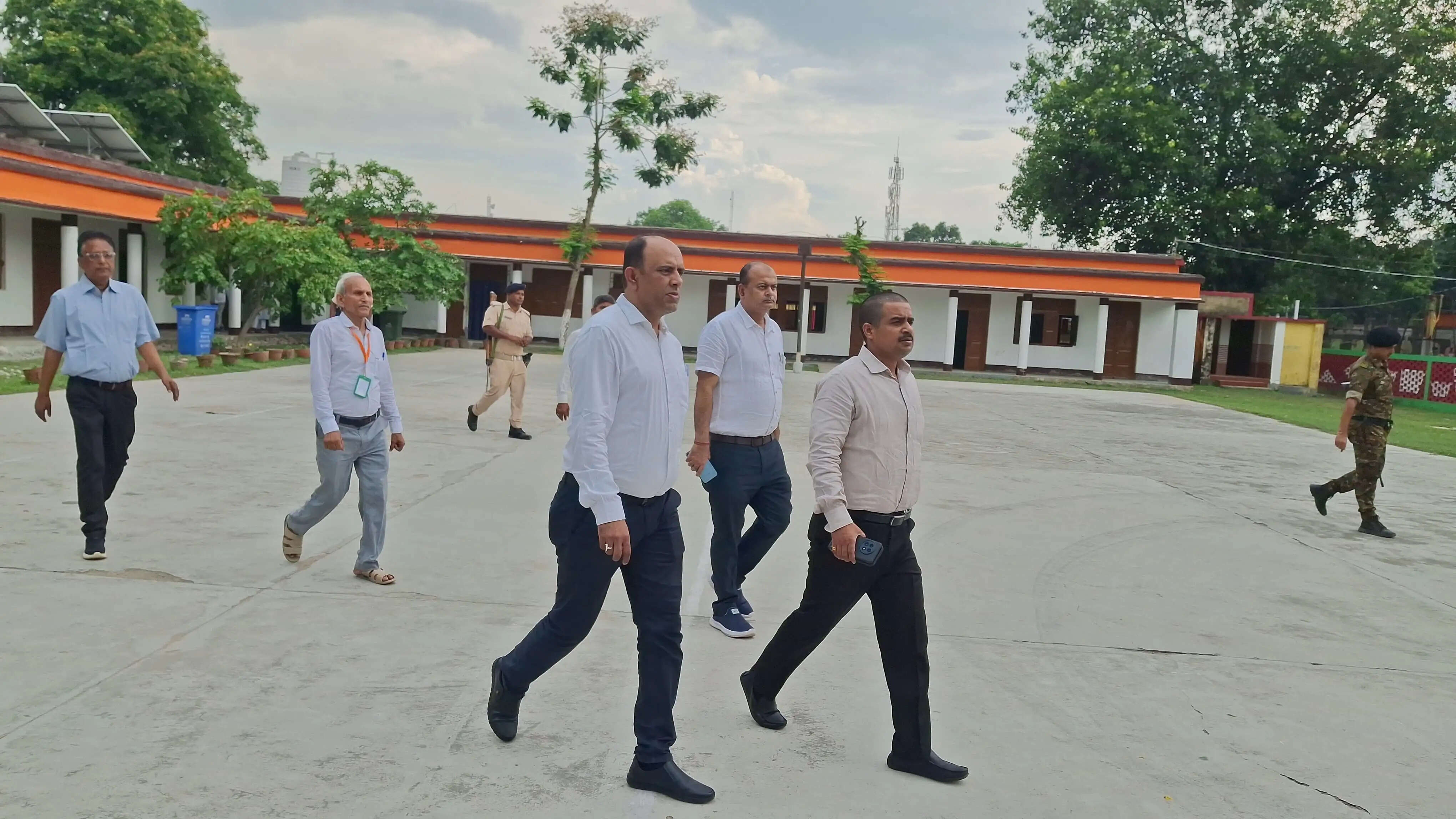 वीरपुर मॉडल प्लस टू विद्यालय में डीएम ने किया ऑनलाइन शिक्षण सुविधा का शुभारंभ
