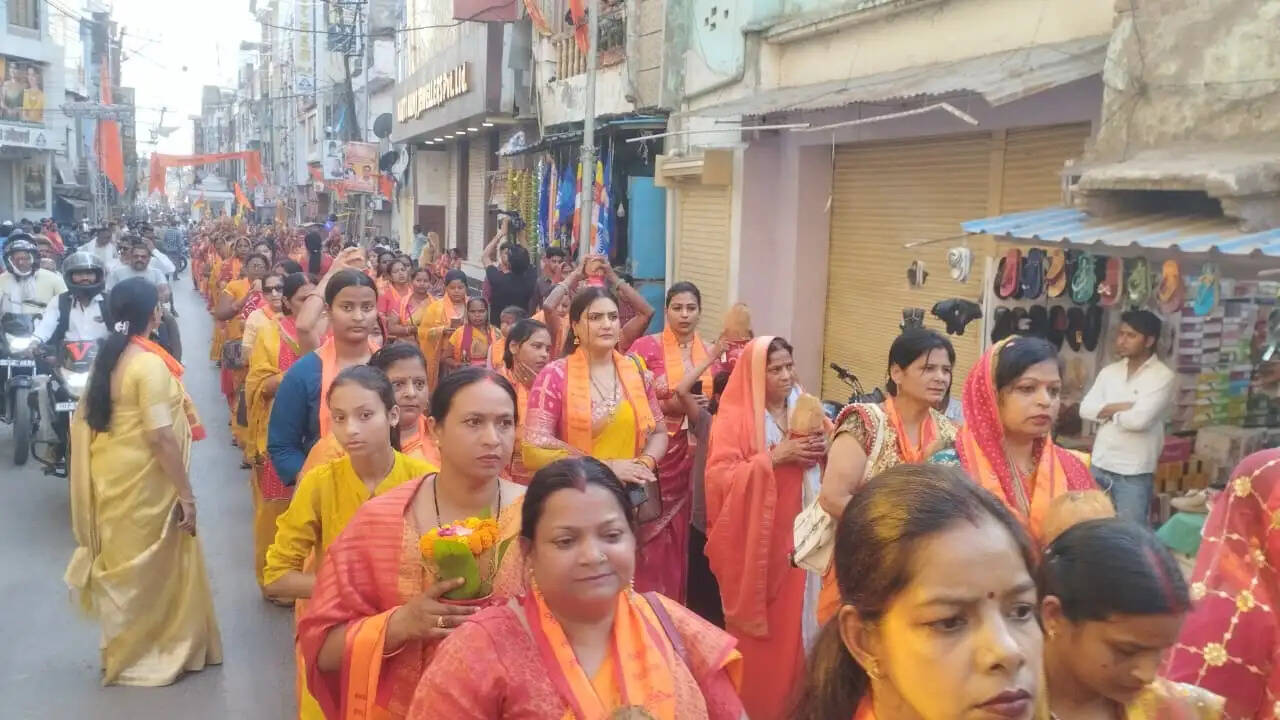 श्रीराम जन्मोत्सव पर भव्य कलश यात्रा, गोमती तट से गोकुल घाट तक उमड़ी श्रद्धा