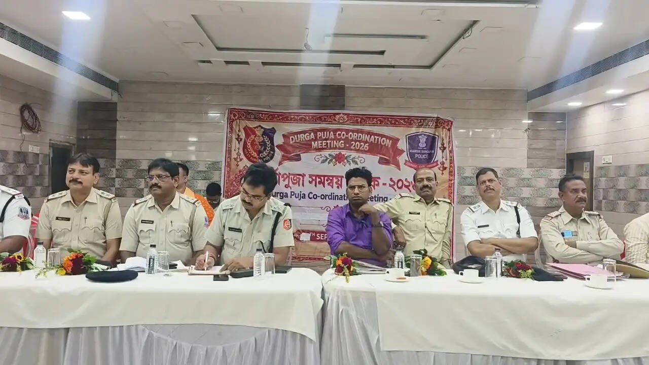 दुर्गापूजा को लेकर कुल्टी क्लब में पुलिस की पूजा कमेटियों के साथ बैठक