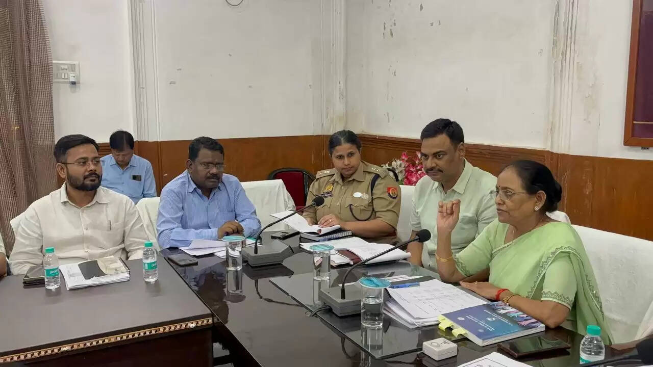 मीरजापुर में सूचना आयुक्त ने की समीक्षा बैठक, कहा—30 दिन में आरटीआई का जवाब नहीं तो कार्रवाई तय