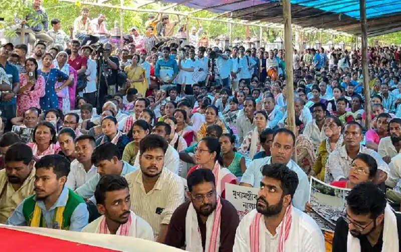 बाढ़ पीड़ितों को लेकर विपक्ष का गुवाहाटी में प्रदर्शन, राहत और मुआवजे की मांग