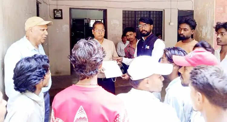 सरकारी संपत्तियां निजी हाथों में देने पर सवाल