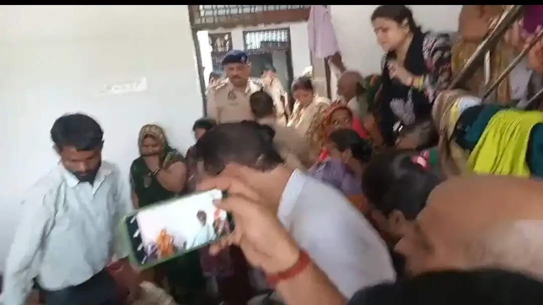 फतेहपुर : महिला शिक्षक की संदिग्ध मौत, पुलिस शिक्षक पति को हिरासत में लेकर कर रही जांच