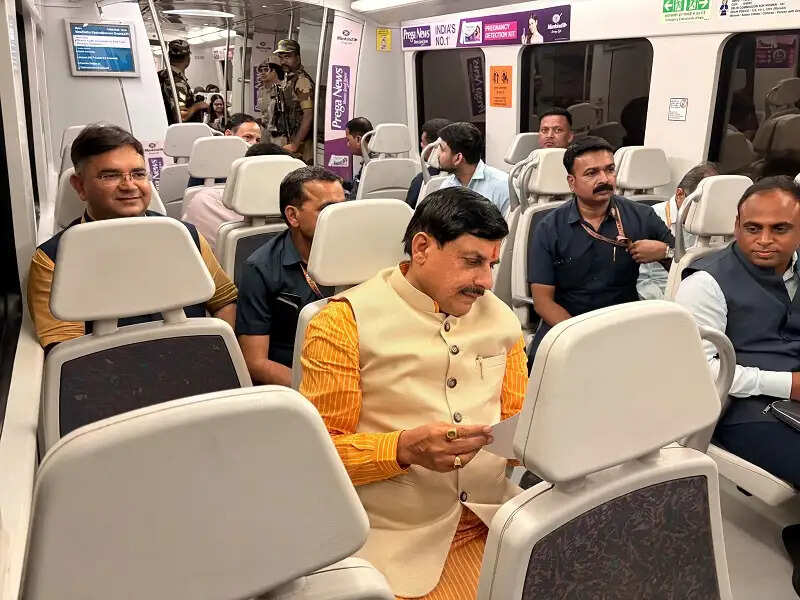 मप्र के मुख्यमंत्री ने दिल्ली मेट्रो में सफर कर प्रधानमंत्री के पब्लिक ट्रांसपोर्ट के उपयोग के आह्वान पर किया अमल
