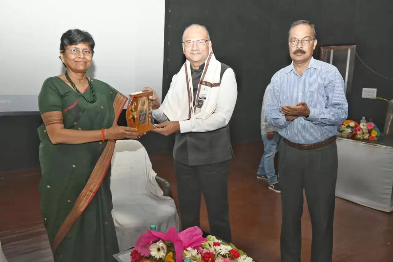 पूर्वांचल में उद्योग अकादमिक सहयोग की अपार संभावनाएं : संजीव कोठारी