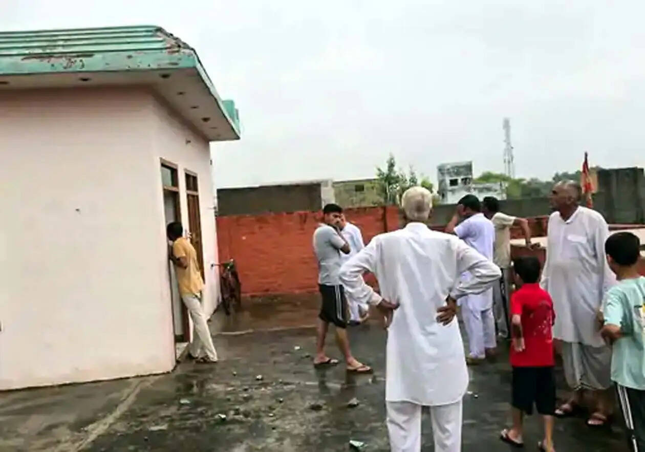 हिसार : मकान के चौबारे पर गिरी आकाशीय बिजली, तेज धमाके से मची अफरा-तफरी