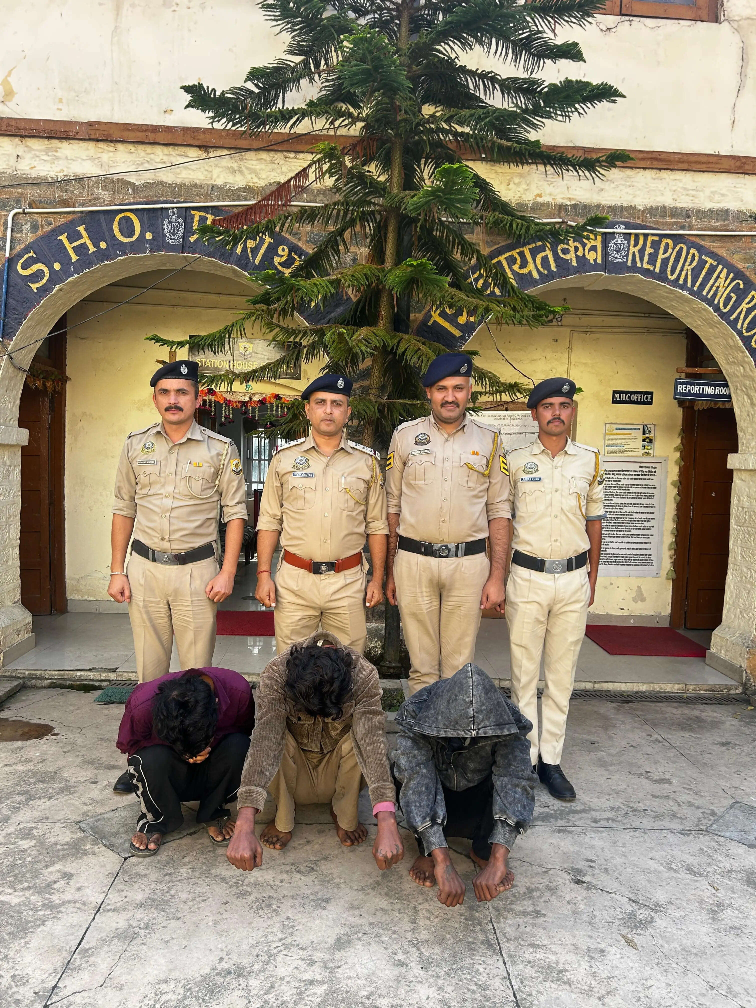निर्माणाधीन होटल से कॉपर वायर चोरी, सीसीटीवी में दिखे तीन संदिग्ध गिरफ्तार