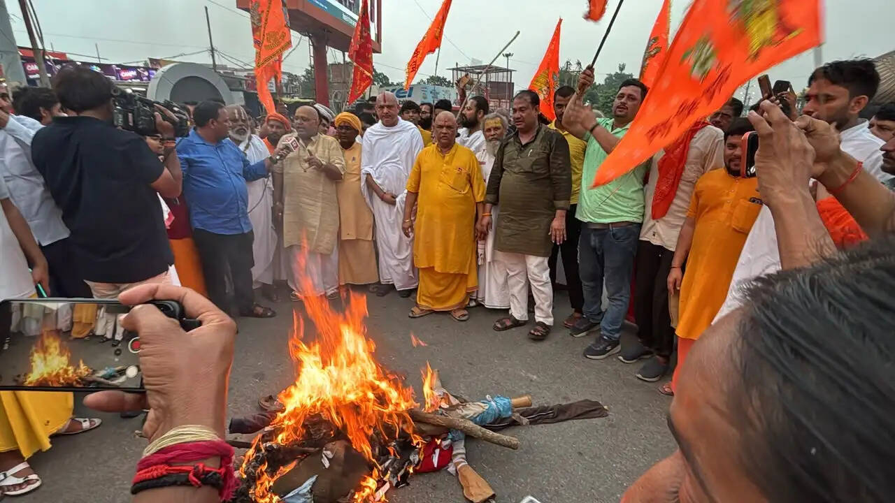 भगवा वेश में संसद में किए गए नाटकीय प्रदर्शन के विरोध में अयोध्या के संतों का आक्रोश मार्च, राष्ट्रपति को भेजा ज्ञापन