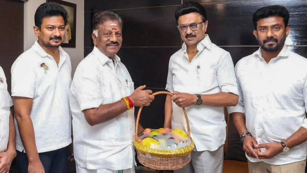 तमिलनाडु में बड़ी राजनीतिक घटना, पूर्व मुख्यमंत्री ओ. पन्नीरसेल्वम डीएमके में हुए शामिल