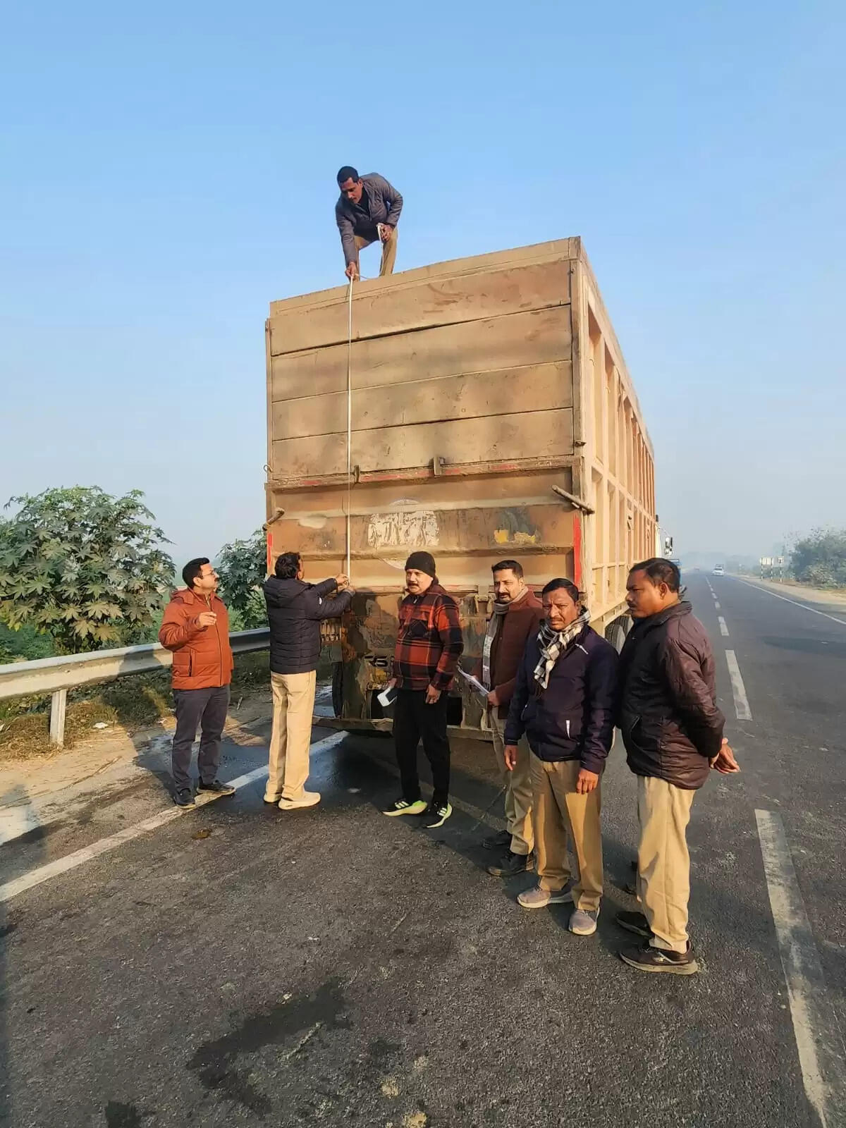 बिना एचएसआरपी लगाए ओवरलोड खनन सामग्री ढोते हुए दाे ट्रक सीज