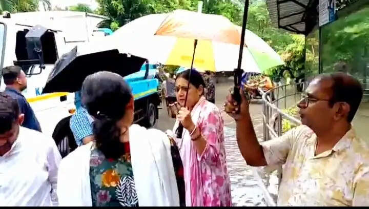 भारी बारिश से अलीपुर चिड़ियाघर में जलजमाव, पाइपलाइन लीकेज के बाद मौके पर पहुंचीं मंत्री अग्निमित्रा पाल
