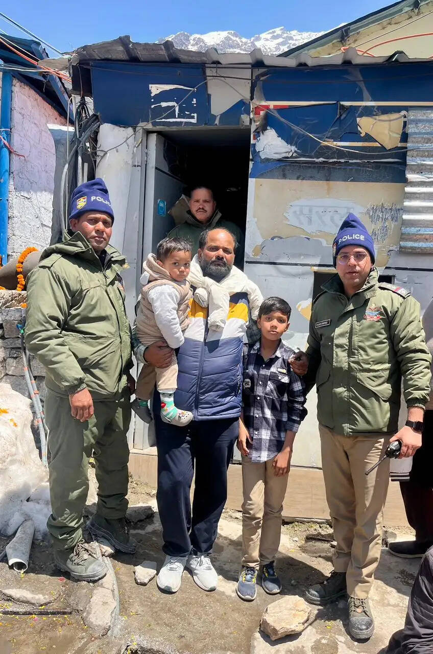 केदारनाथ धाम में अपनों से बिछड़े बालक के लिए देवदूत बनी पुलिस