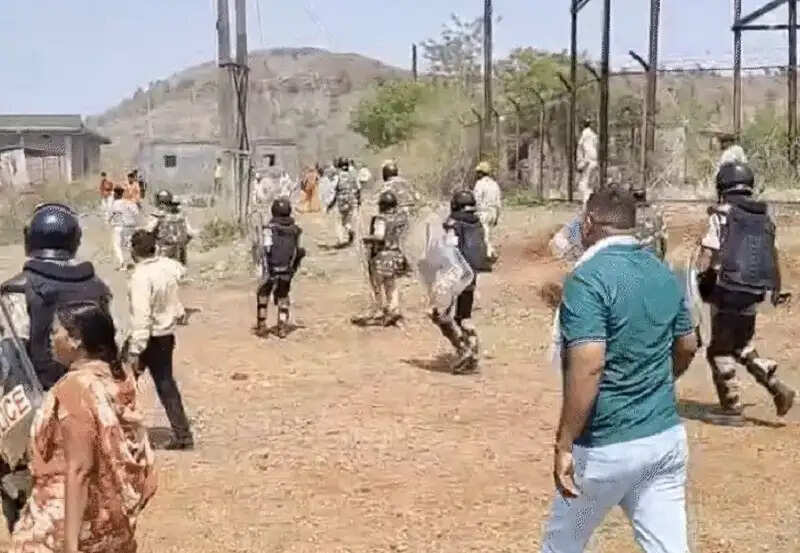 मप्र के रतलाम में अतिक्रमण हटाने पहुंची टीम पर ग्रामीणों ने किया पथराव, 3 पुलिसकर्मी घायल