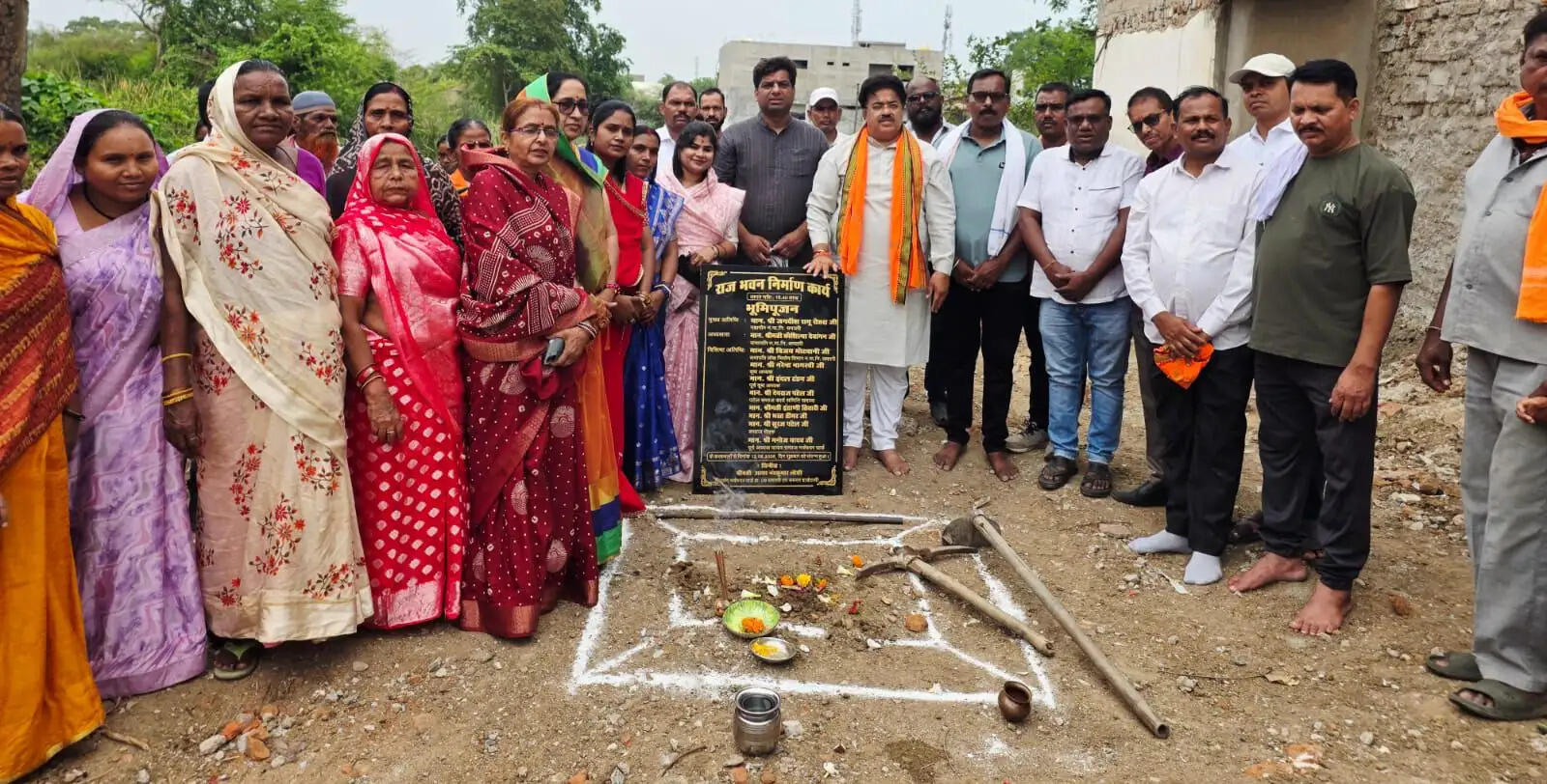 धमतरी के मकेश्वर वार्ड में 19 लाख से होंगे विकास कार्य, सामुदायिक भवन व शेड निर्माण का भूमिपूजन
