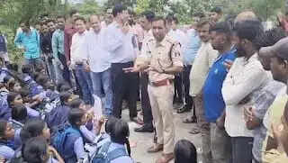 कोरबा :&nbsp;कस्तूरबा गांधी बालिका छात्रावास की छात्राओं ने किया चक्काजाम, आश्वासन मिलने पर समाप्त हुआ प्रदर्शन