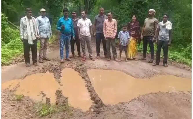 ग्रामीणों ने पेनकोडो के बदहाल सड़क मरम्मत की मांग