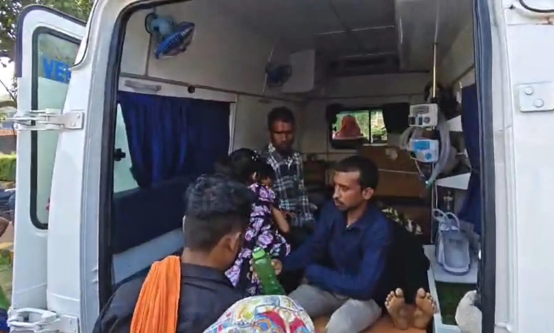 गंगरेल से लौट रही पिकअप भटगांव रोड पर पलटी, 25 से अधिक लोग घायल