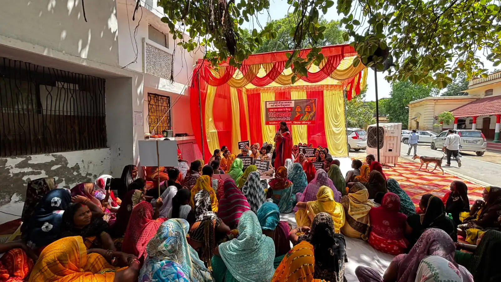 प्रधानमंत्री पर टिप्पणी को लेकर भाजपा महिला मोर्चा का प्रदर्शन, सपा सांसद मांगें माफी