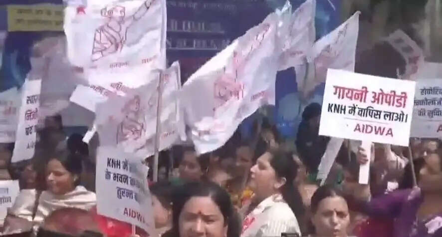 केएनएच अस्पताल को बदलने के विरोध में प्रदर्शन, महिलाओं की पुलिस से धक्का-मुक्की