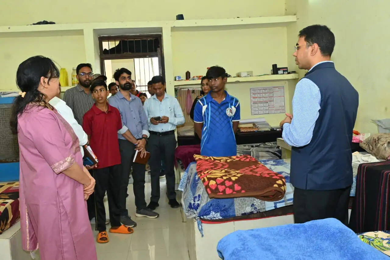 बलौदाबाजार कलेक्टर ने छात्रावास औऱ पीएचसी का किया निरीक्षण