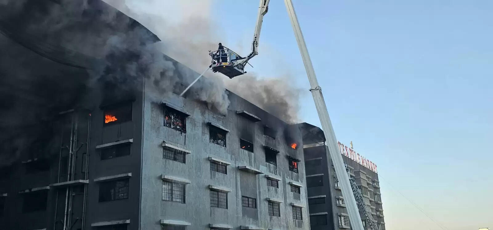 (अपडेट) सूरत की राज टेक्सटाइल मार्केट की आग में करोड़ों का नुकसान, 5 फायरकर्मी घायल