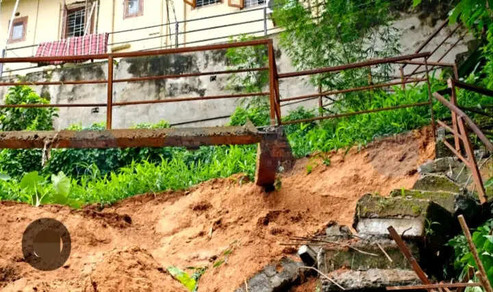गुवाहाटी में भीषण भूस्खलन, होमस्टे की गार्ड वॉल ढही, वाहन मलबे में दबे