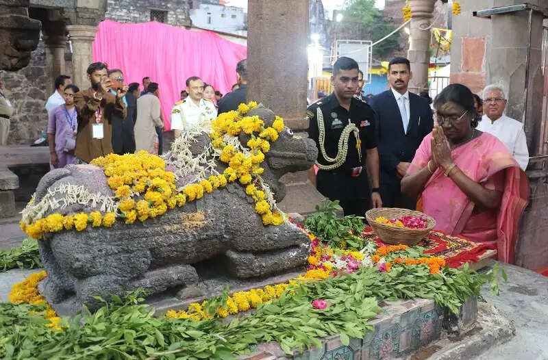 राष्ट्रपति ने ओंकारेश्वर तीर्थ और ज्योतिर्लिंग ममलेश्वर के दर्शन कर किया अभिषेक