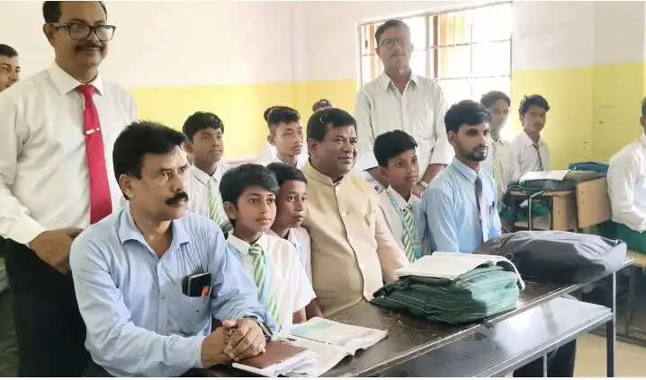 विधानसभा अध्यक्ष रथींद्र बोस पहुंचे&nbsp;मुरलीगंज हाई स्कूल,&nbsp;छात्रों का बढ़ाया उत्साह