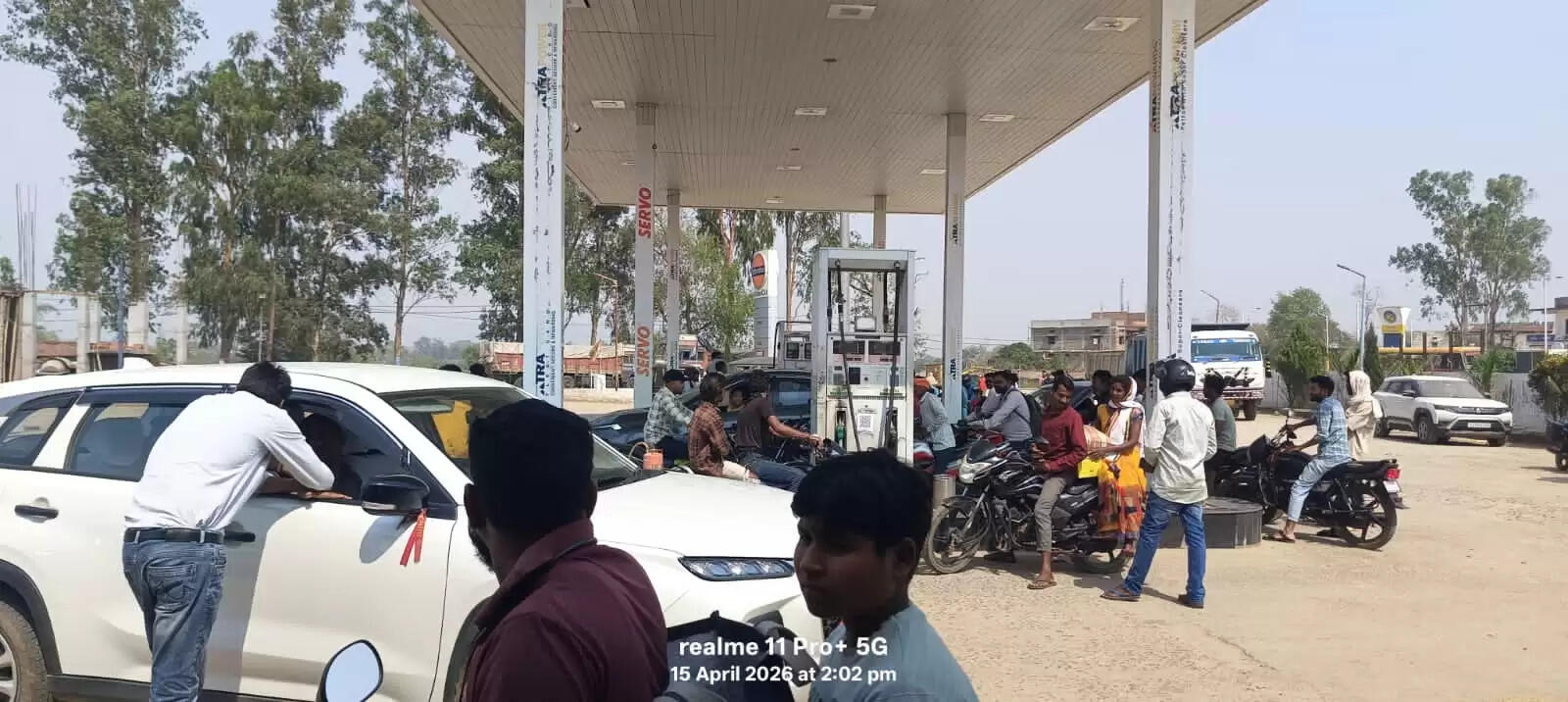 अंबिकापुर : पेट्रोल पंपों पर उमड़ी भारी भीड़, घरेलू गैस और परिवहन व्यवस्था चरमराई