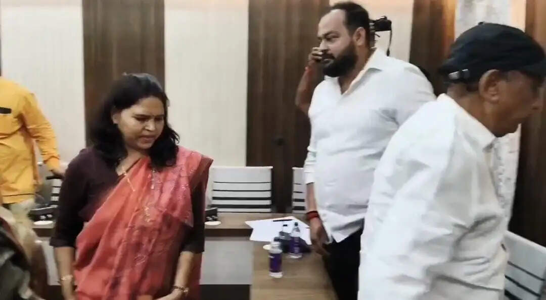 नगर निगम की बोर्ड बैठक: नाराज मेयर-उपमेयर ने किया वॉकआउट, पार्षदों के मनाने पर लौटे