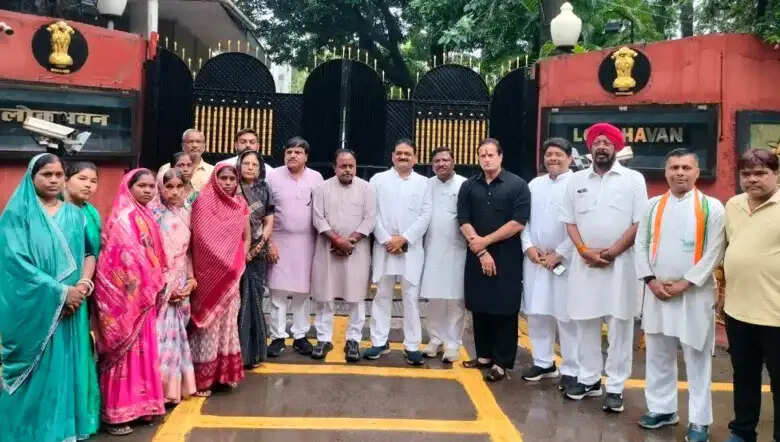 रायपुर जिले के नकटी गांव में हुई बुलडोजर कार्रवाई के विरोध में कांग्रेस ने राज्यपाल को सौंपा ज्ञापन