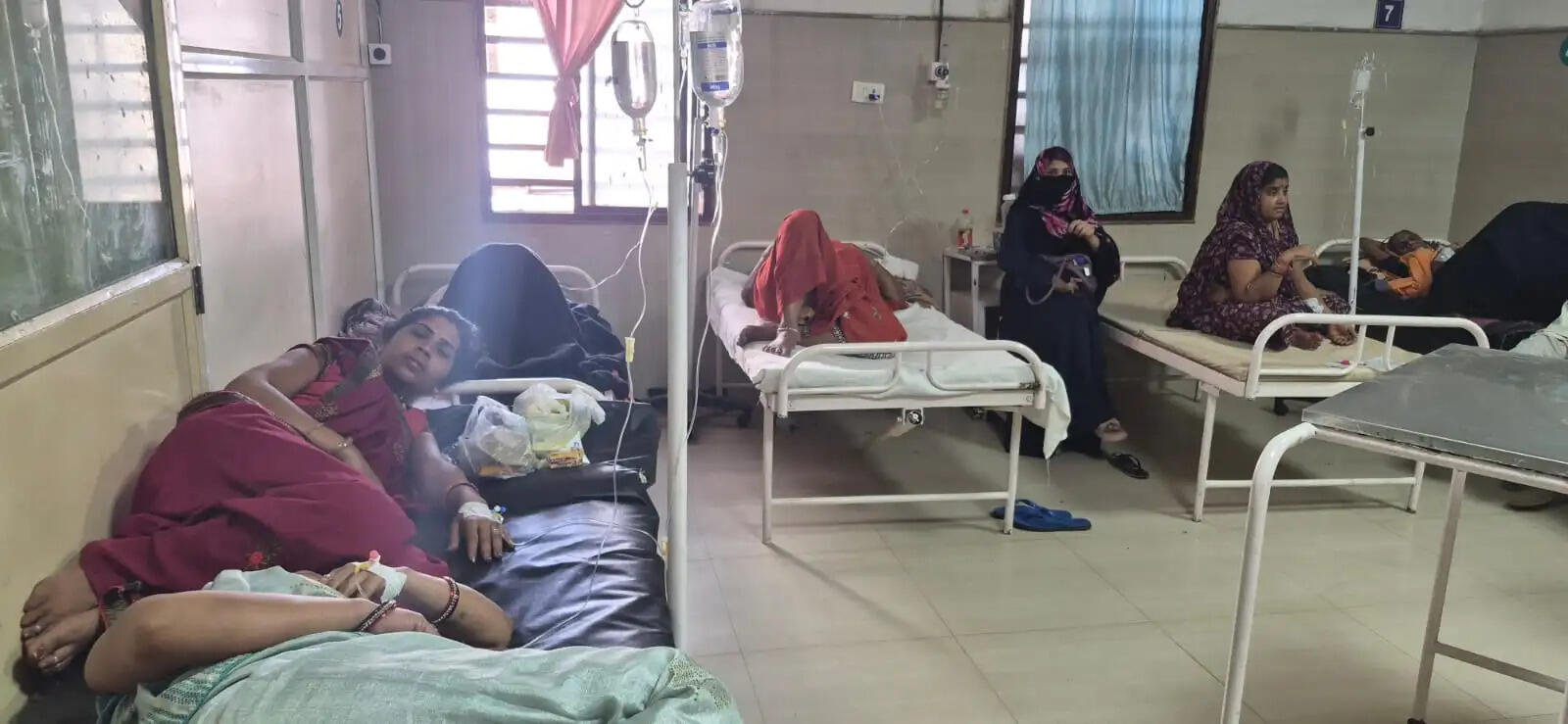 दमोह: मोहरा गांव में भंडारे का भोजन खाने के बाद 30 से ज्यादा बीमार, जिला अस्पताल में भर्ती