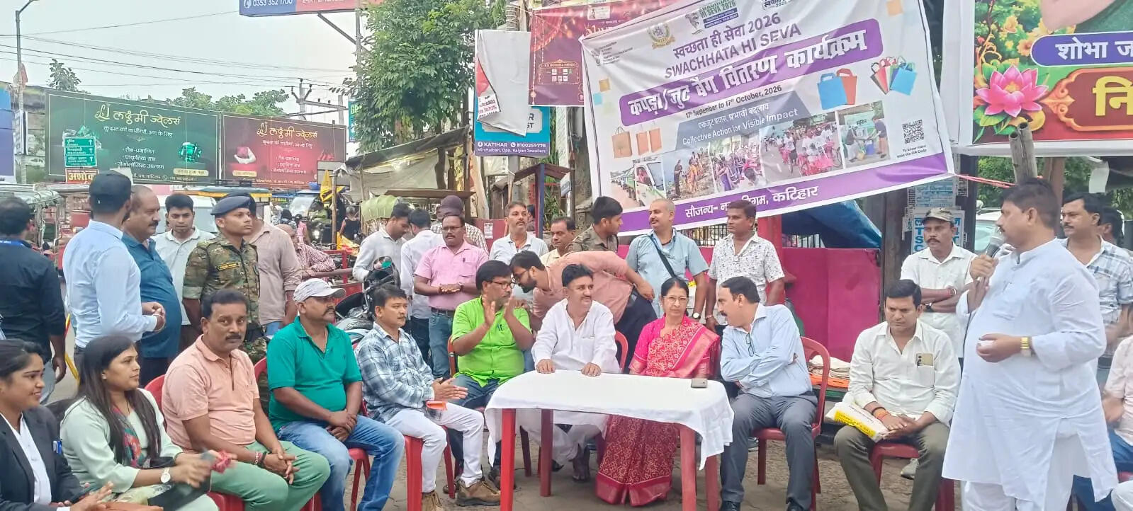 शहीद चौक पर नगर निगम का अभियान: सिंगल यूज प्लास्टिक पर रोक लगाने को बांटे जूट व कपड़े के थैले