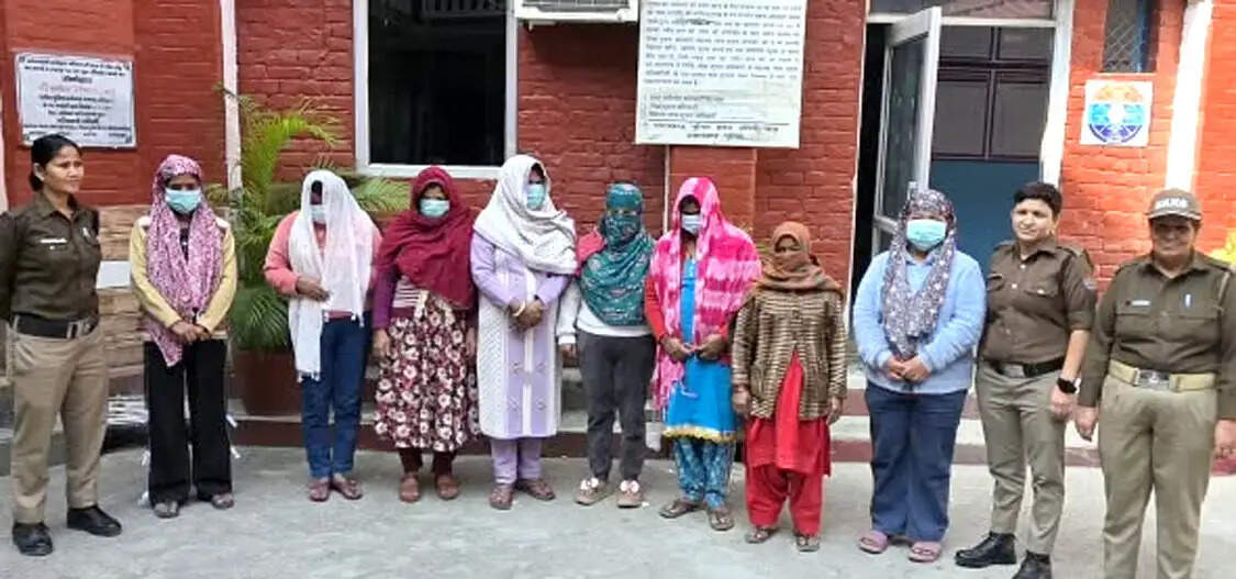 हरिद्वार में विवाद के बाद आठ महिलाएं हिरासत में