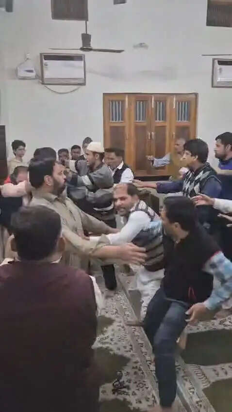 शिया मस्जिद में नमाज़ के दौरान रोजेदारों के बीच मारपीट का वीडियो वायरल, सात पर केस दर्ज