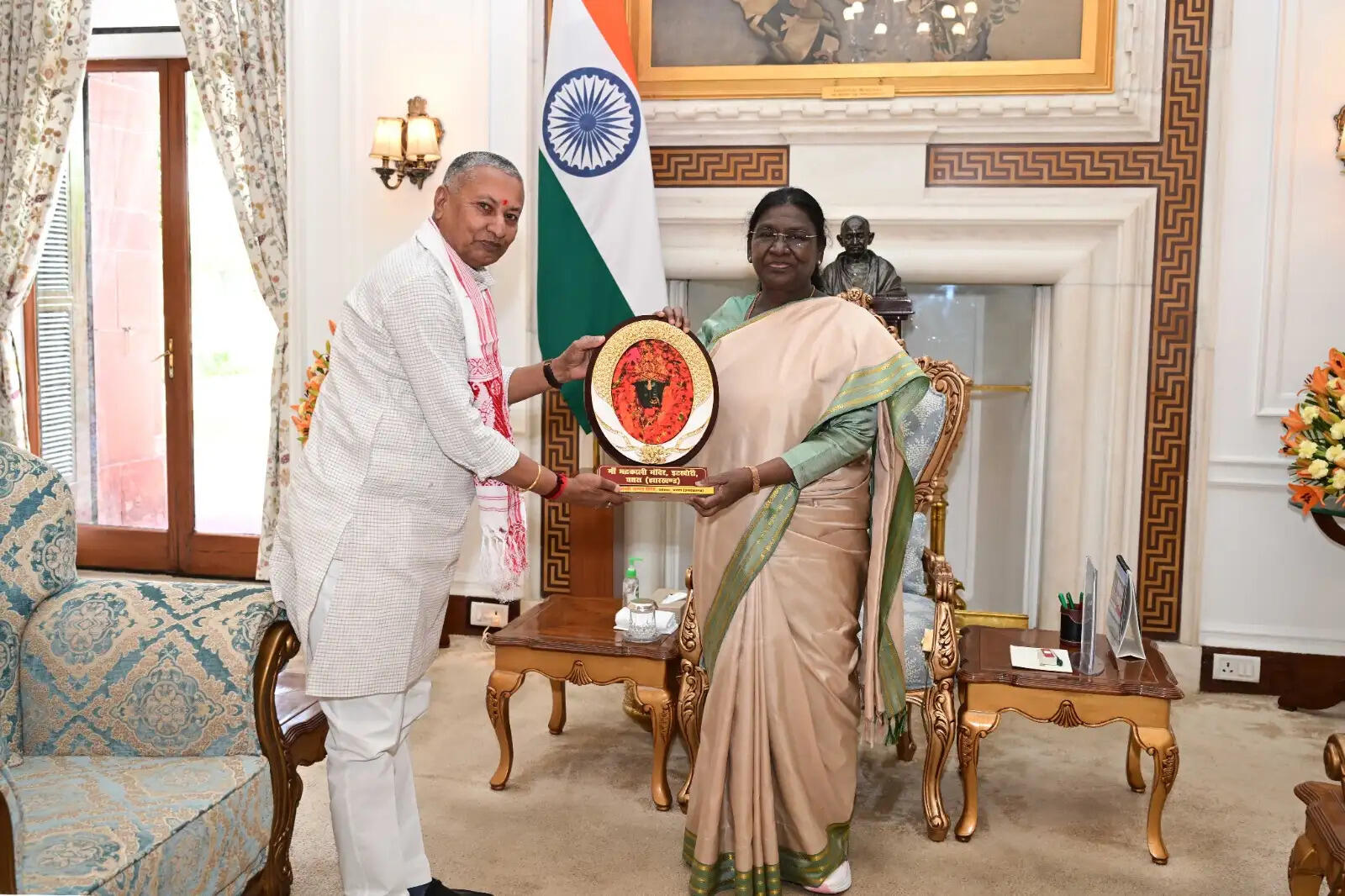 चतरा के सांसद ने की राष्ट्रपति से मुलाकात, मां भद्रकाली का प्रतीक चिन्ह किया भेंट