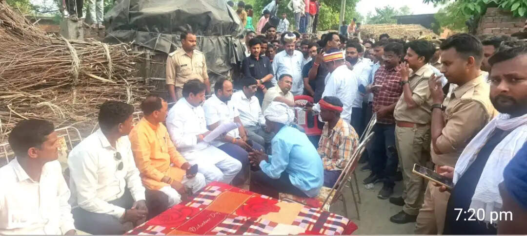 हत्या पीड़ित परिवार से मिले कैबिनेट मंत्री अनिल राजभर, हर संभव मदद का दिया भरोसा