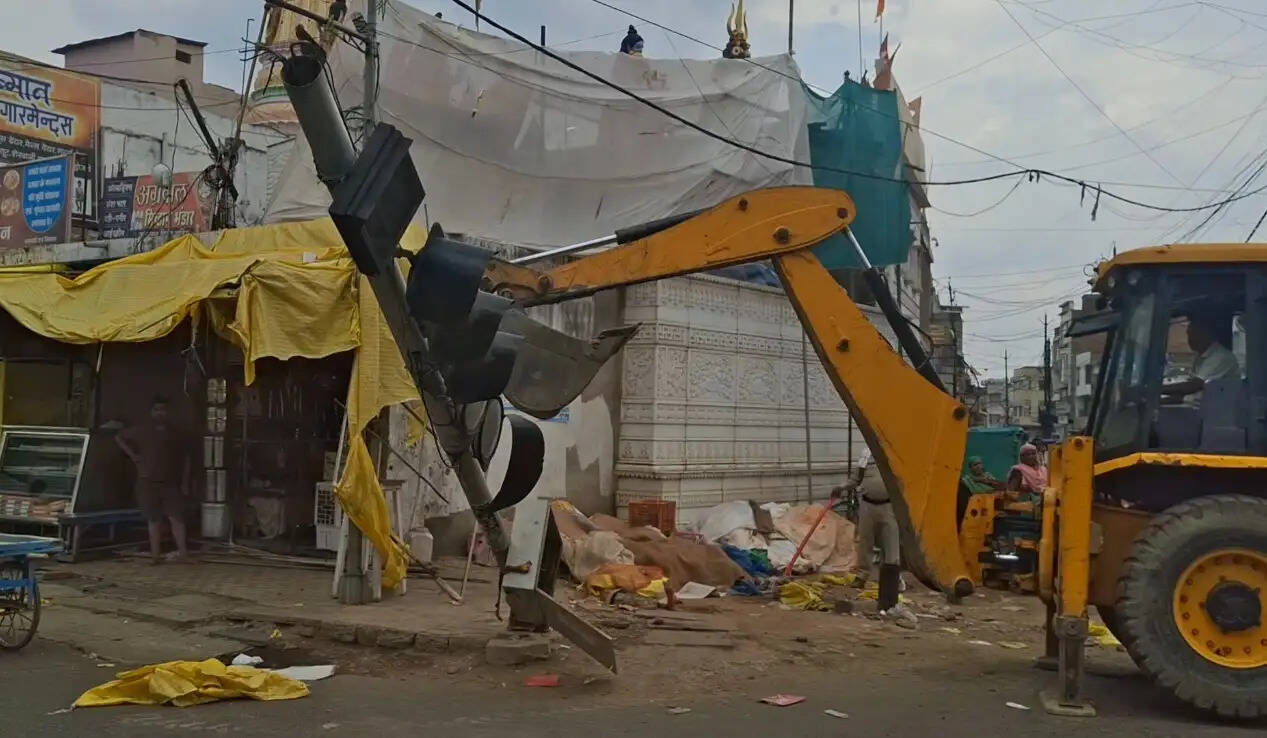 दमोहः अतिक्रमण हटाने की कार्रवाई पर उठे सवाल, ट्रैफिक सिग्नल हटाने से बढ़ी बहस