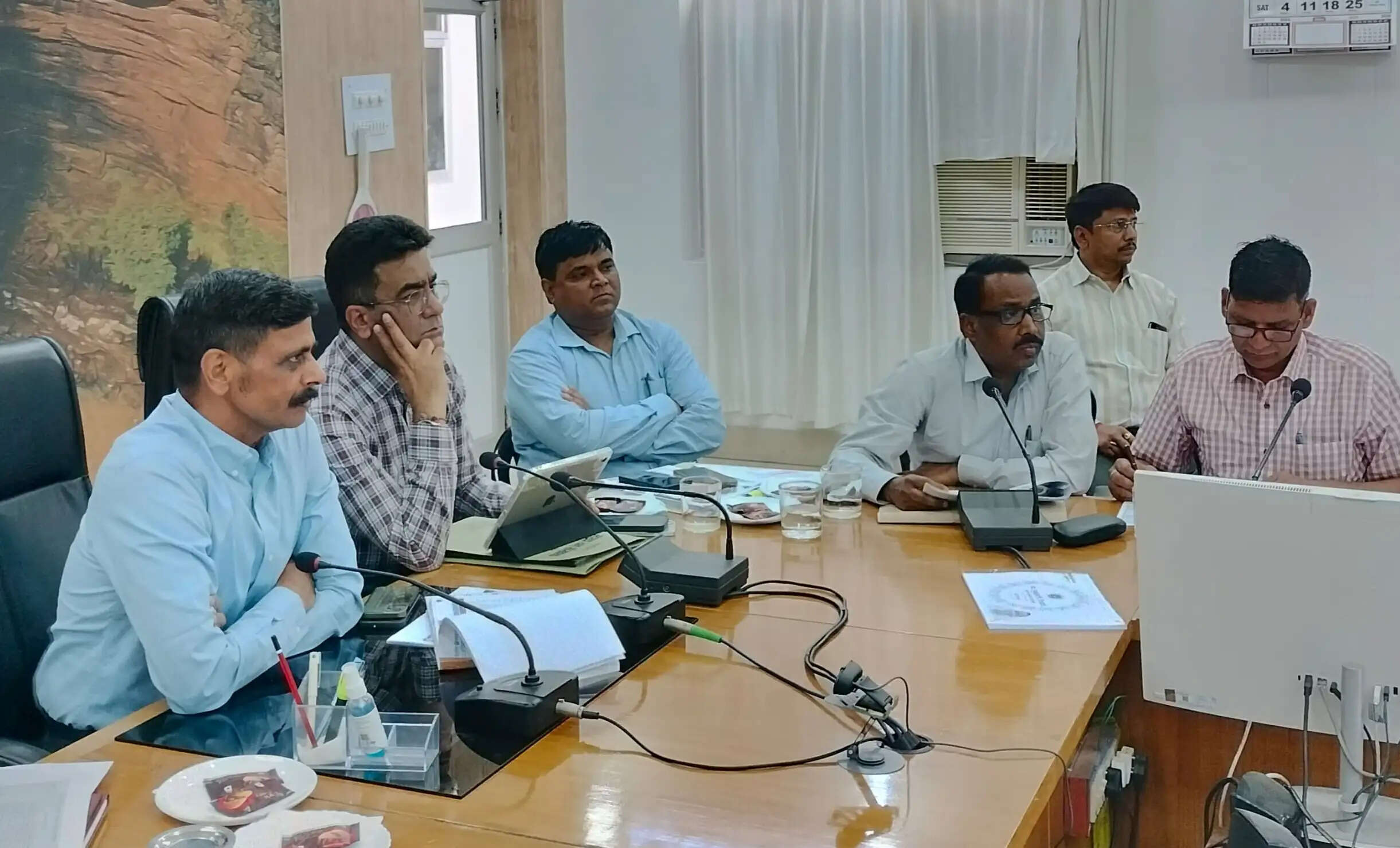 मंडलायुक्त की समीक्षा बैठक में विकास कार्यों पर जोर, लापरवाही पर सख्त चेतावनी