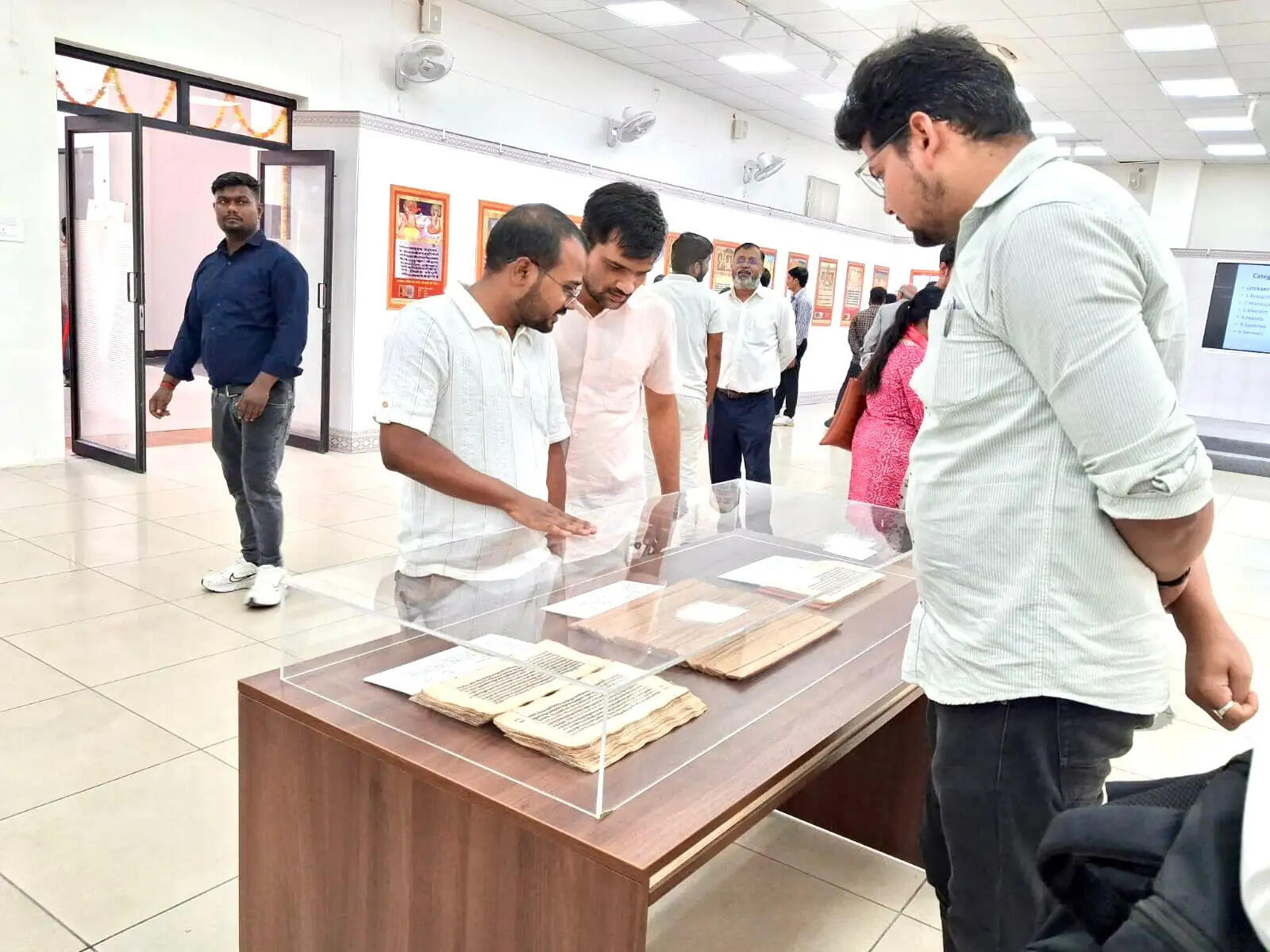 आयुर्वेद और रामचरितमानस की दुर्लभ पांडुलिपियां बनीं आकर्षण