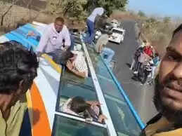 राजगढ़–कुक्षी मार्ग पर यात्री बस अनियंत्रित होकर पलटी, 14 यात्री घायल