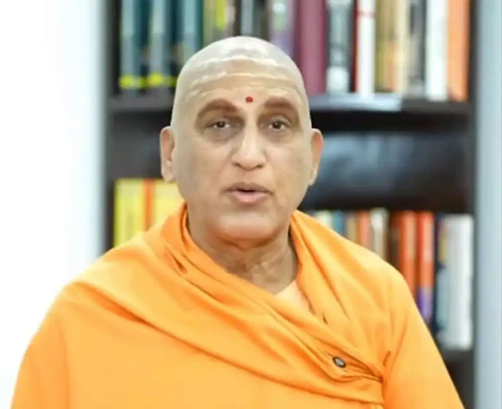 संसद परिसर में सनातन के अपमान पर भड़का संत समाज, संत समाज से सार्वजनिक रूप से माफी मांगें पप्पू यादव