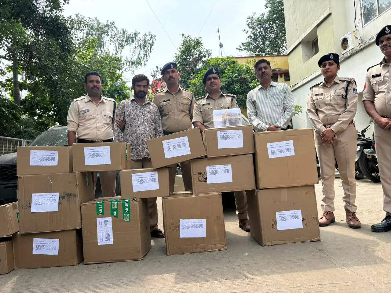 उज्जैन में पुणे और मुम्बई के बदमाशो से 25 पेटी सिगरेट,कार और नकदी जब्त