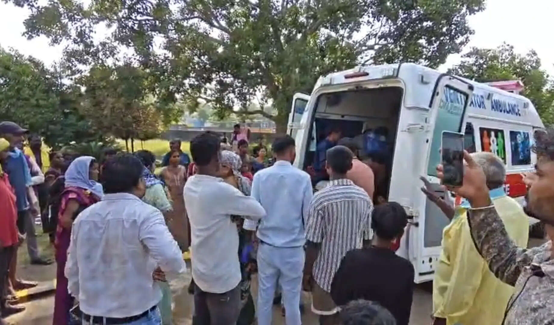 गंगरेल से लौट रही पिकअप भटगांव रोड पर पलटी, 25 से अधिक लोग घायल