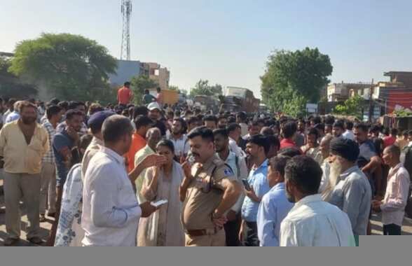 धार के बदनावर में भीषण सड़क हादसा, पति-पत्नी और बेटी की मौत; ग्रामीणों ने किया चक्काजाम