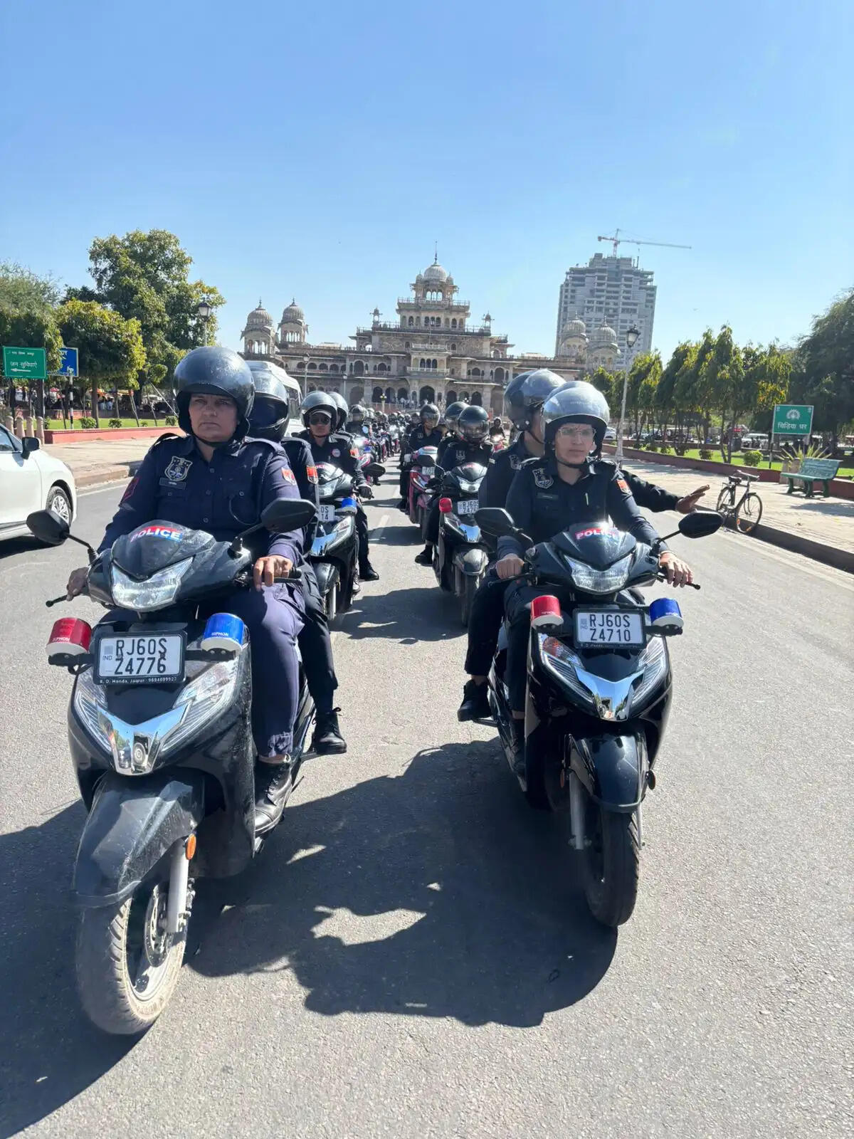 महिला दिवस पर पुलिस ने निकाला फ्लैग मार्च