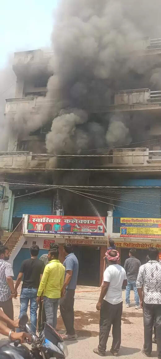 कपड़े की गोदाम में लगी भीषण आग, दमकल ने फंसे 11 लोगों को बचाया