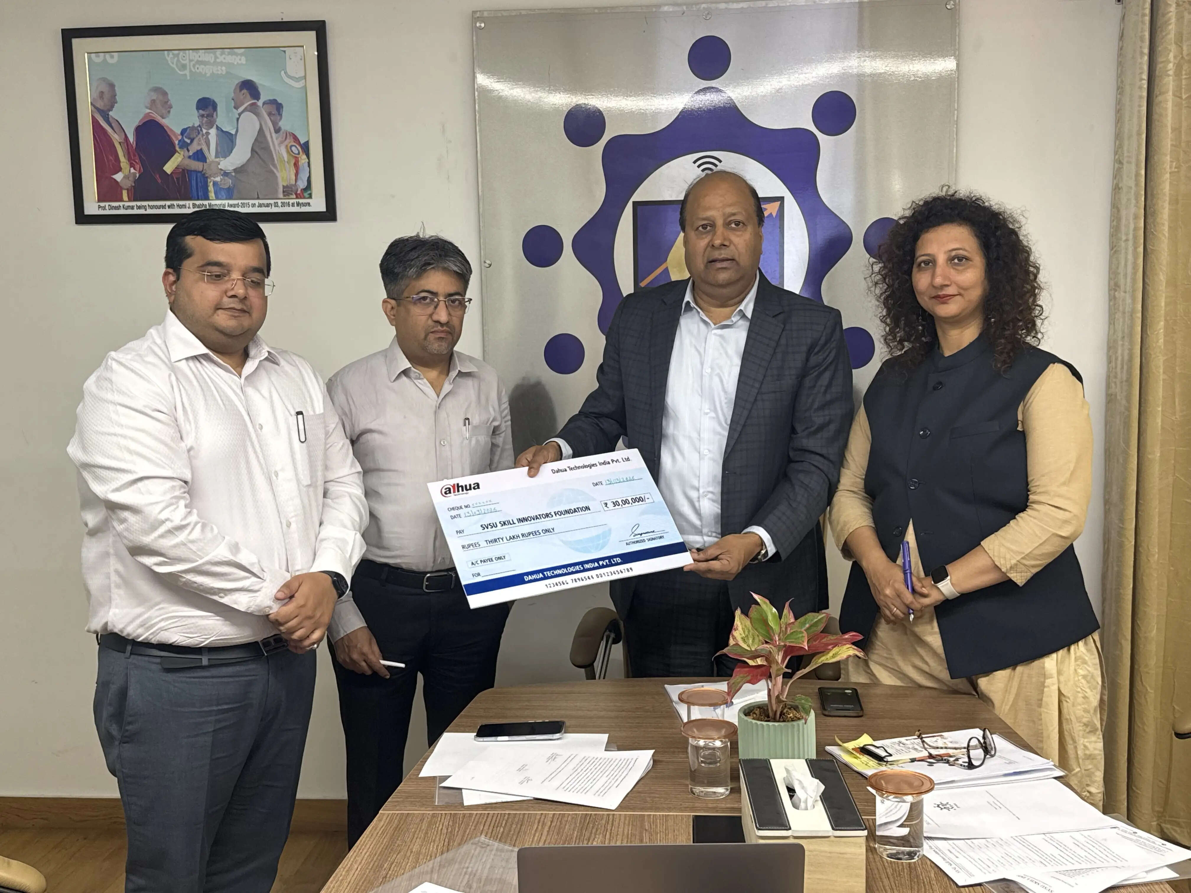 एसवीएसयू पलवल फाउंडेशन का बड़ा लक्ष्य, सीएसआर से जुटाएगा 10 करोड़; 400 छात्राओं को मिलेंगे टैबलेट