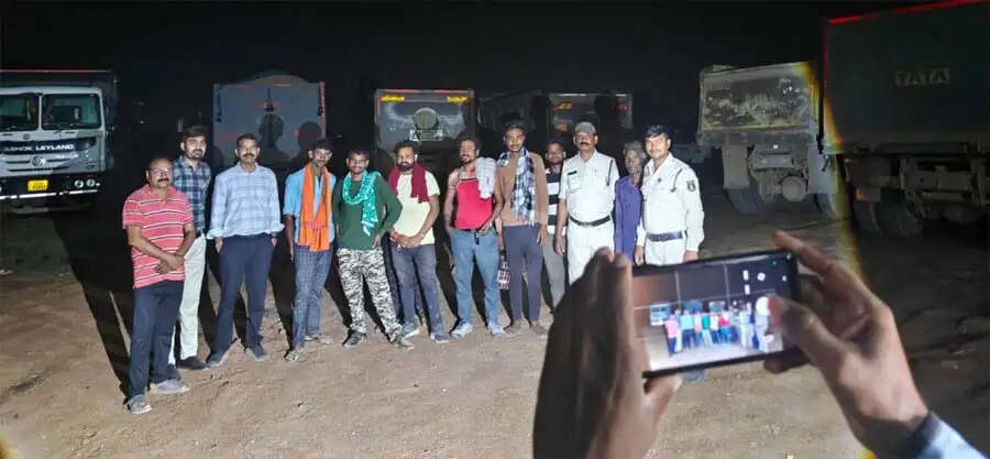 बेमेतरा में अवैध खनन पर बड़ी कार्रवाई, पांच हाईवा और एक जेसीबी जब्त